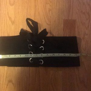 Waist belt for a dress .